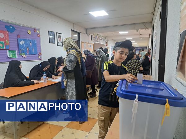 حضور مسئولان و مردم انقلابی شهرستان ملارد در پای صندوق‌های رأی