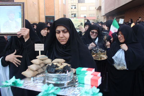 جلوه‌هایی از حضور نوجوانان در مراسم تشییع و خاکسپاری شهدای گمنام