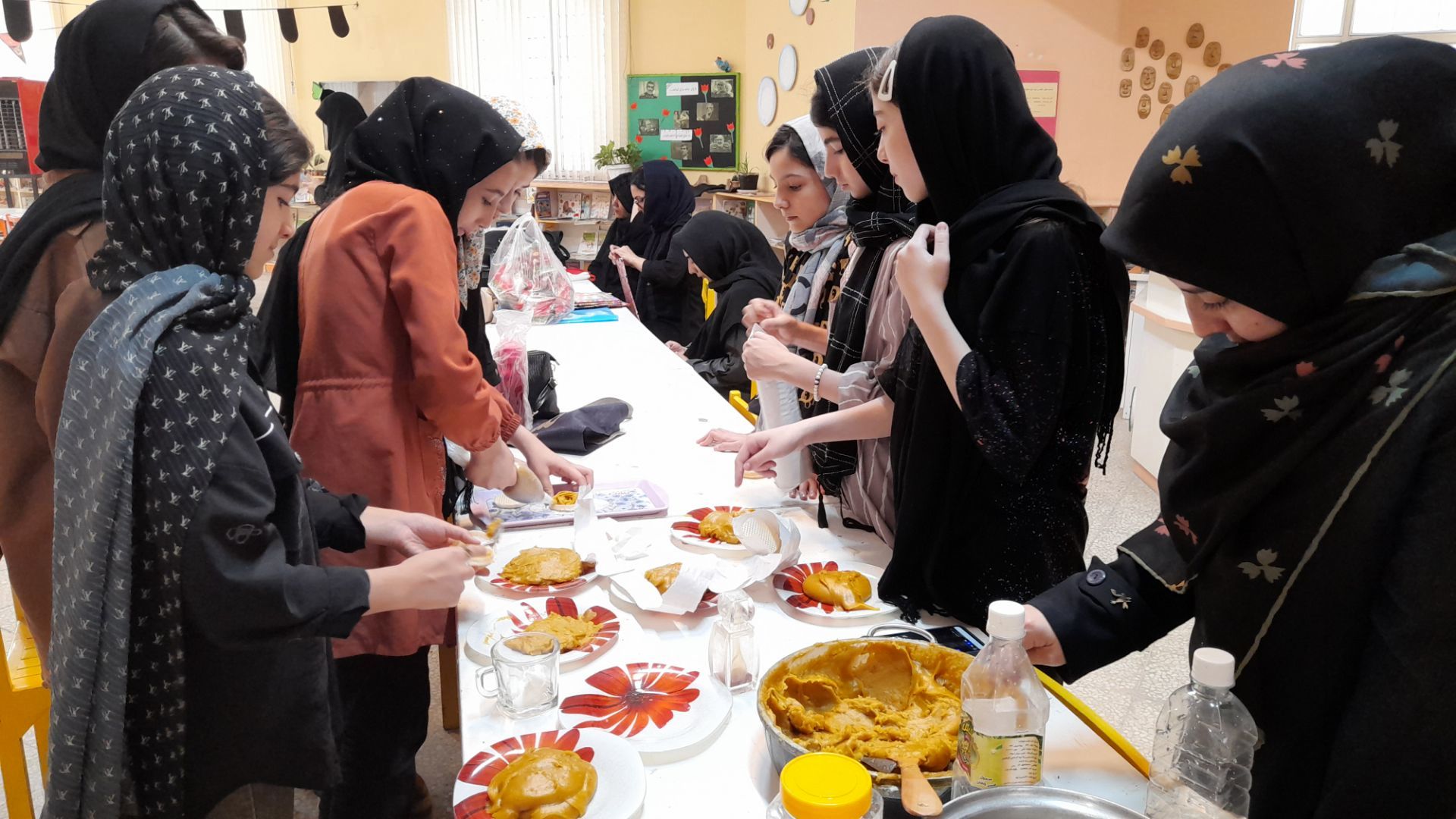 آموزش دوخت مقنعه و پخت و تزیین حلوا در کانون شماره 4 قم