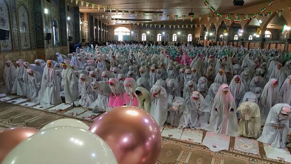 نماز جماعت انسجام‌بخش جشن تکلیف دختران بویراحمدی