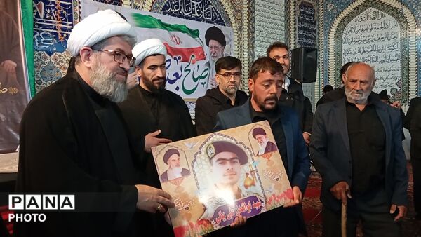 تجدید بیعت مردم بن با سومین رهبر انقلاب اسلامی در آیین گرامیداشت شهدای وطن