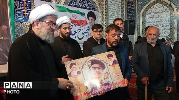 تجدید بیعت مردم بن با سومین رهبر انقلاب اسلامی در آیین گرامیداشت شهدای وطن