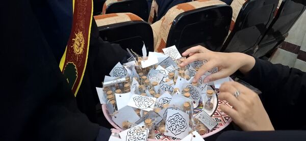 استقبال از شهید گمنام با حضور خانواده شهدا در دبیرستان برازنده مقدم یک