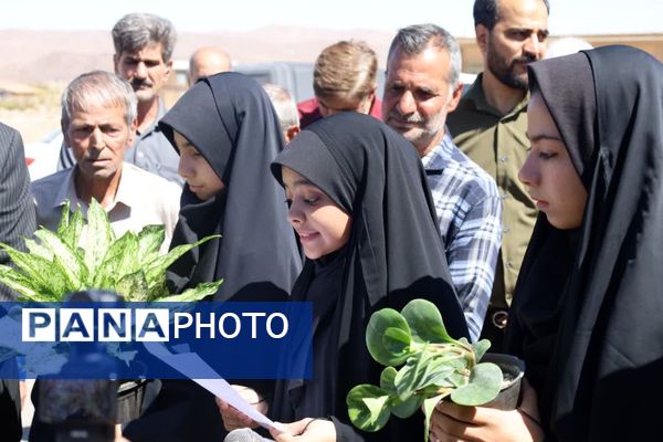 بازدید مدیرکل آموزش و پرورش استان یزد از آموزشگاه شهید نواب صفوی بهاباد