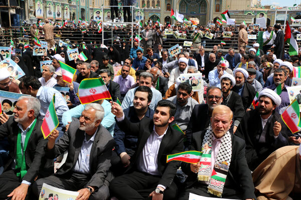 حضور پرشور نوجوانان قمی در آیین استقبال از رئیس جمهوری 