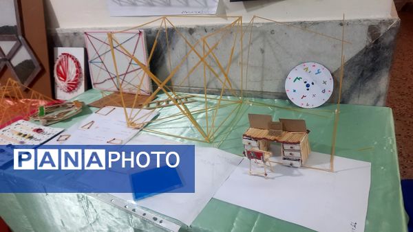 نمایشگاه دست‌سازهای دانش‌آموزان دبیرستان فرهنگیان ناحیه ۷ مشهد 