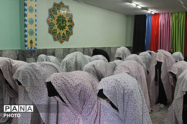 نماز جماعت در دبیرستان دخترانه  فاطمه‌الزهرا (س)