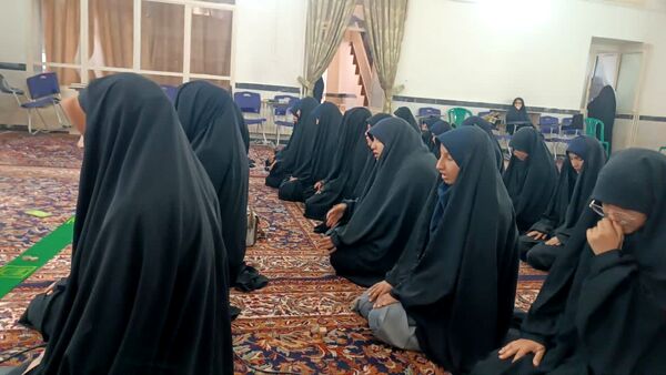 برپایی نماز جماعت در مکتب النرجس