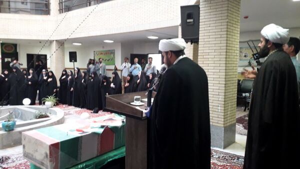 دانش‌آموزان هنرستان فاطمیه از شهید گمنام استقبال کردند