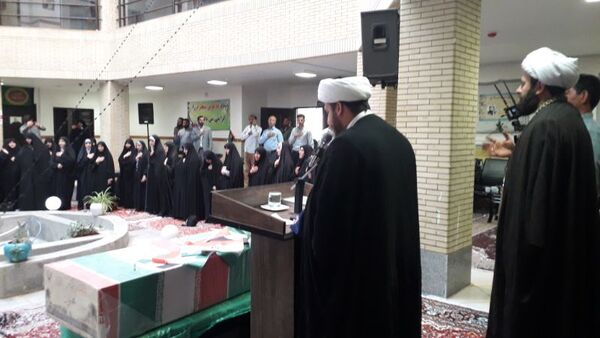 دانش‌آموزان هنرستان فاطمیه از شهید گمنام استقبال کردند