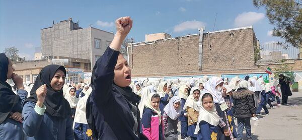 شادی دانش‌آموزان دبستان شهید خلیل طهماسبی مشهد در تحقق وعده صادق