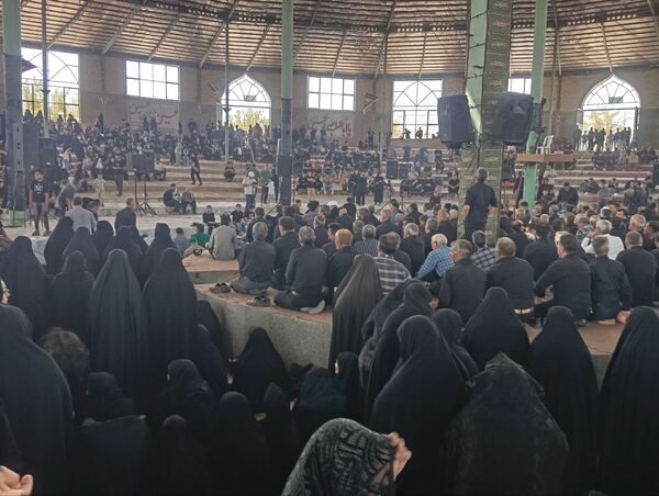 نماز جماعت در حسینه روستا اردمه در ظهر اربعین
