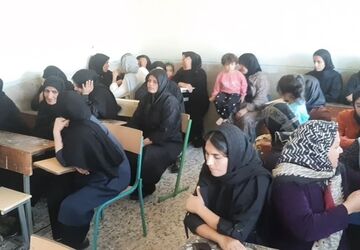 نخستین جلسه اولیا و مربیان درروستای  «شهید خانیار اولادقباد» کوهدشت 