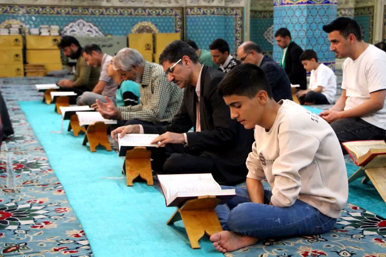 محفل جزء خوانی قرآن در امامزاده سید جعفر محمد یزد