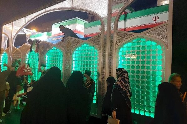 جایگاه پیکر رهبر شهید در تجمعات شبانه برجسته شد