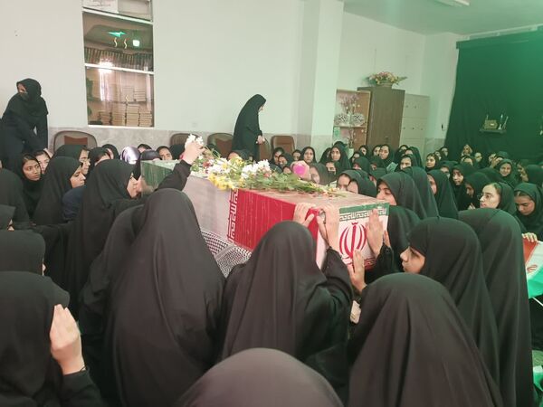 حضور شهید گمنام در دبیرستان دخترانه حضرت زینب(س) شهرستان بهاباد