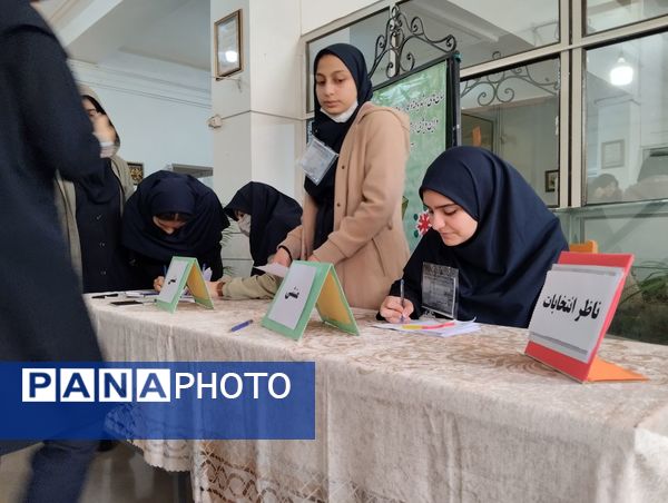 جلوه‌هایی از انتخابات شورای دانش‌آموزی در دبیرستان فرزانگان قم