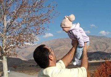 پدر قامت استوار عشق و ایستادگی است