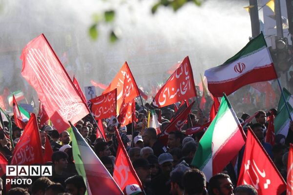 مشهد غرق در غم تشییع رهبر شهید