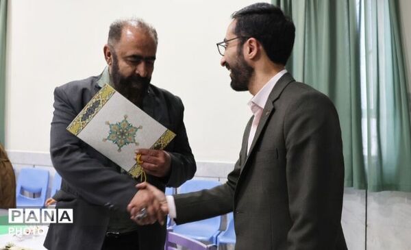 نشست انجمن شاعران نوجوان در مرکز شماره سه شهرکرد