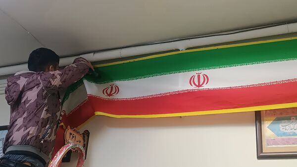آماده‌سازی فضای دبیرستان شاهد ابوذر برای جشن‌های دهه فجر 
