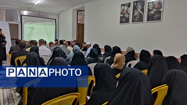 جلسه انجمن اولیا و مربیان در دبیرستان نمونه دولتی مهرورزان خواف