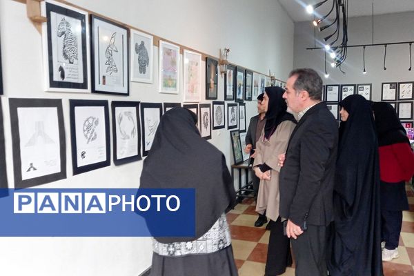 برپایی نمایشگاه آثار هنری دانش‌آموزان به مناسبت دهه فجر 