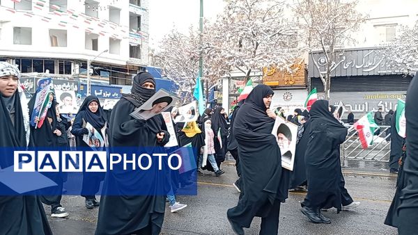 راهپیمایی ۲۲ بهمن در مشهد با حضور فرمانده واحدهای حوزه ۱۹ بسیج دانش‌آموزی منطقه تبادکان