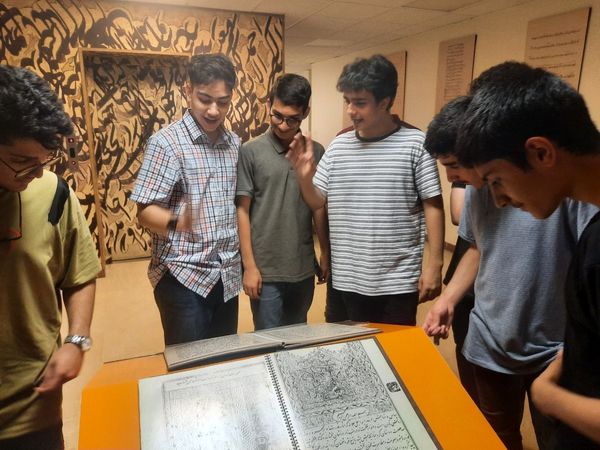 بازدید از موزه ملک و شرکت در همایش علوم انسانی توسط دانش‌آموزان علامه حلی ۵