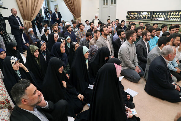 دیدار جمعی از مدال‌آوران المپیادهای دانش‌آموزی و دانشجویی با مقام معظم رهبری