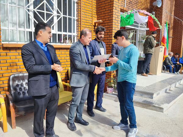 تقدیر از دانش‌آموزان برتر دبیرستان پژوهش آشخانه 