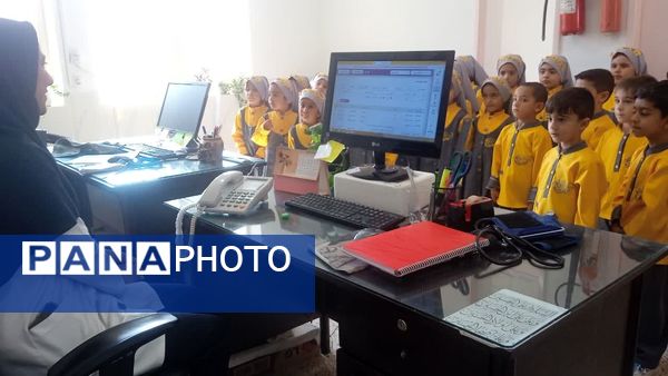 قدردانی از کارکنان خانه‌های بهداشت روستای فدافن در روز پرستار