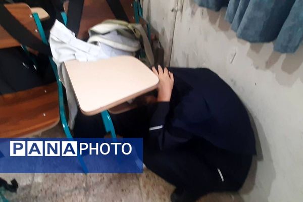 بیست و هفتمین مانور سراسری زلزله و ایمنی در دبیرستان دخترانه فرزانگان شهرقدس با شعار  مدرسه ایمن‌، جامعه تاب آور 