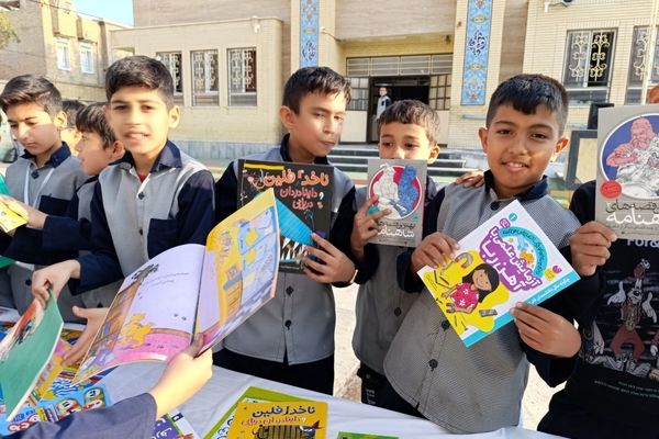 برگزاری نمایشگاه کتاب در دبستان معلم دو آشخانه 