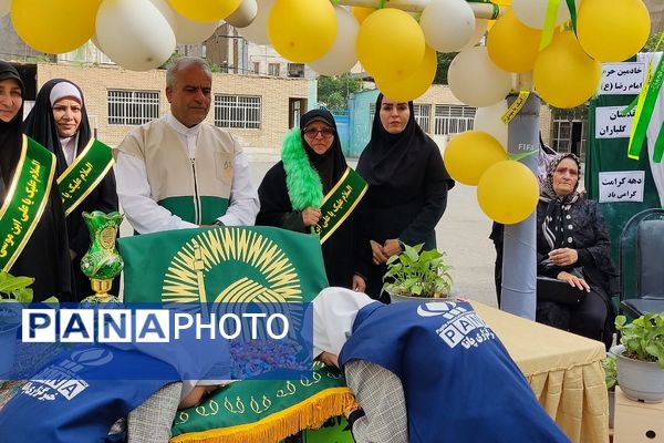 عطر حرم رضوی در رباط‌کریم پیچید؛ پرچم‌گردانی خادمان امام رضا (ع) در مدرسه شهید آقچه‌لو