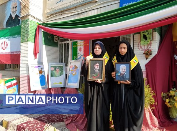 نواختن زنگ انقلاب در دبیرستان بنت‌الهدی صدر رضویه