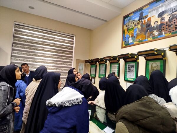 بازدید دانش آموزان دبیرستان نمونه اندیشه از موزه آرامگاه مدرس 