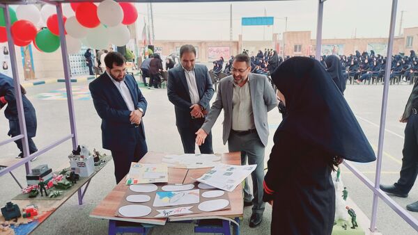 نواختن زنگ استکبارستیزی همزمان با برگزاری بیست و هفتمین دوره انتخابات شورای دانش‌آموزی در آموزشگاه فرزانگان ملارد