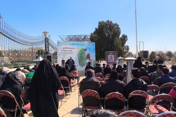 کاشت نهال توسط دانش‌آموزان دبیرستان سعادت کهریزک در محوطه حرم امام خمینی (ره)