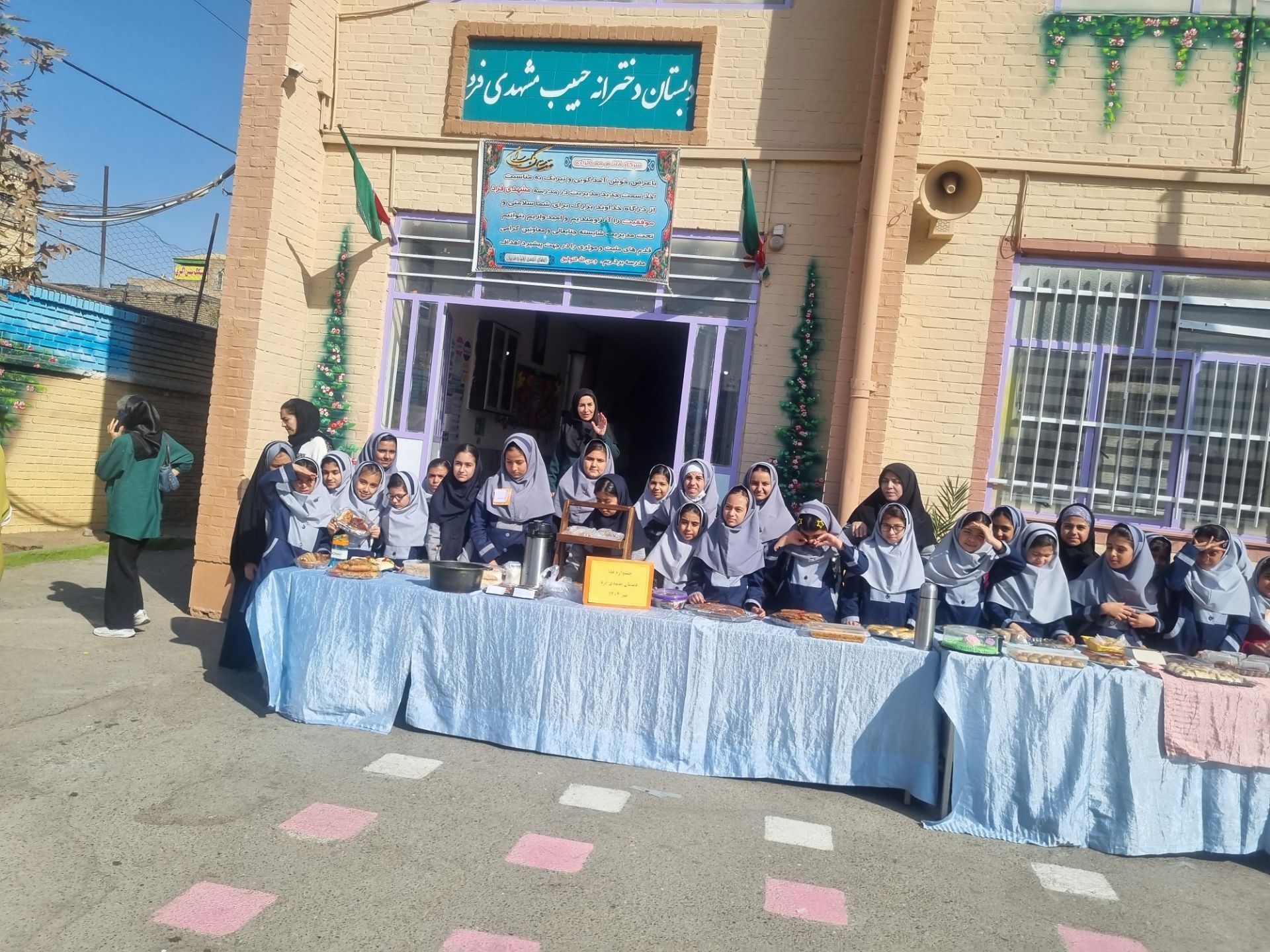 دانش‌آموزان دبستان مشهدی‌فرد سفره سالم چیدند