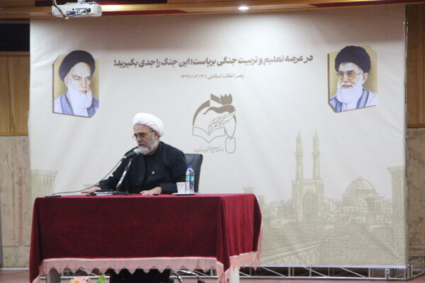 نشست معلمان شهر یزد با محسن قنبریان در یزد