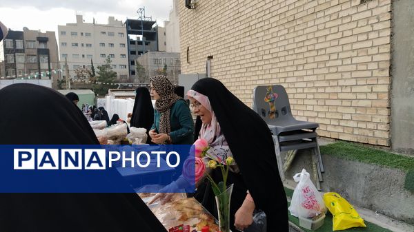 کیک ۱۴ متری در اجتماع مردمی به مناسبت تولد امام عصر در غرب مشهد