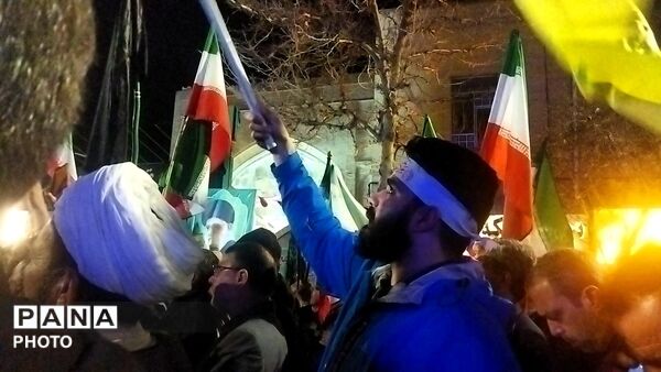 تجمع بزرگ مردم همیشه در صحنه در مقابل مسجد جامع  