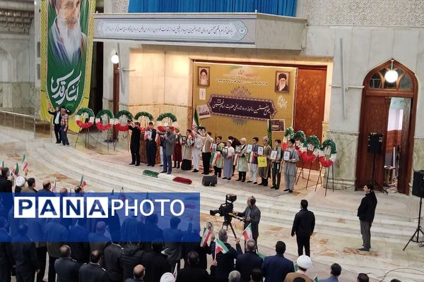 ویژه برنامه سالروز ورود امام خمینی به میهن در حرم مطهر ایشان