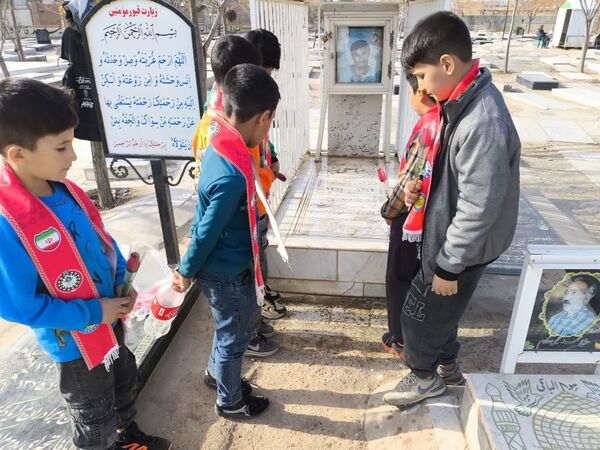 غبار روبی و تجدید بیعت با شهدا به مناسبت هفته معلم در فدافن