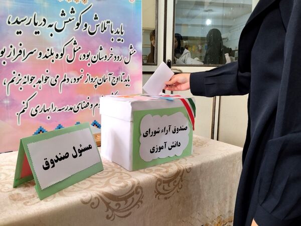جلوه‌هایی از انتخابات شورای دانش‌آموزی در دبیرستان فرزانگان قم