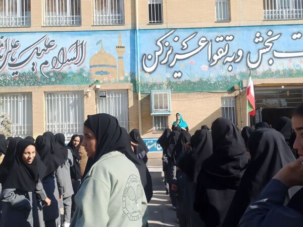 انتخابات شورای دانش آموزی در دبیرستان دخترانه امید 