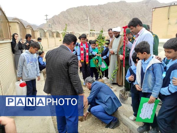 مراسم نمادین کاشت نهال در حاجی‌آباد 