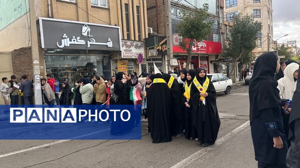 حضور دانش‌آموزان زنجانی در راهپیمایی روز ۱۳ آبان 