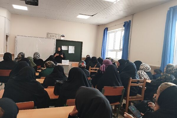 جلسه انجمن و اولیا در دبیرستان فاطمه آهنچی مشهد